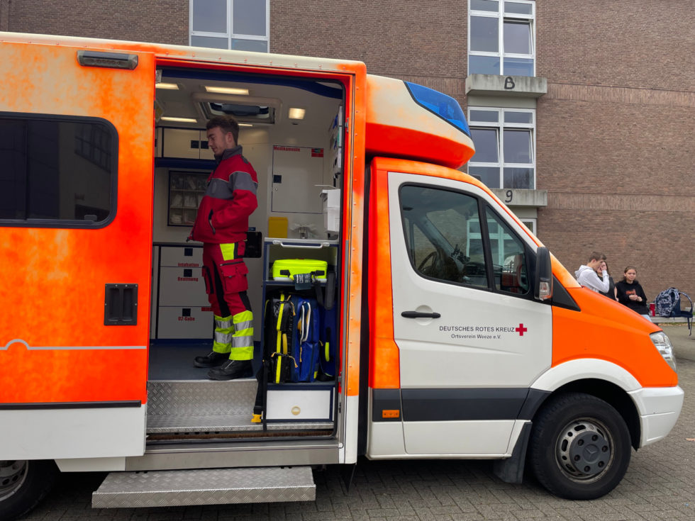 Deutsches Rotes Kreuz besucht Schulsanitätsdienst | Gesamtschule ...